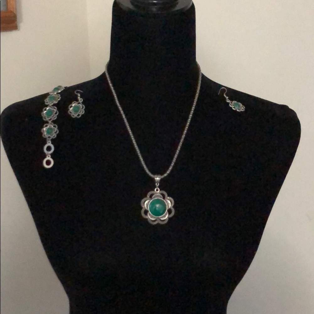 Jewelry set.